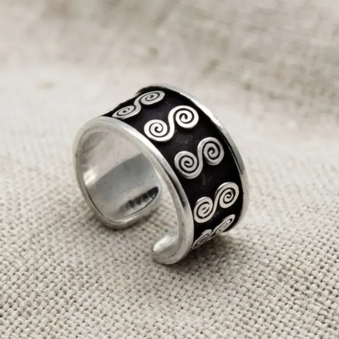 Anillo espirales obscuras