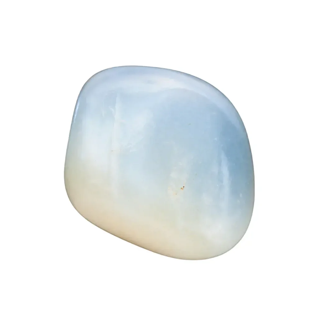 piedra lunar blanca lechosa con un suave tinte azulado, aislado sobre fondo blanco.