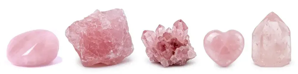 Colección panorámica de piezas de cuarzo rosa en diversas formas y texturas sobre fondo blanco, que incluye un canto rodado, una piedra en bruto