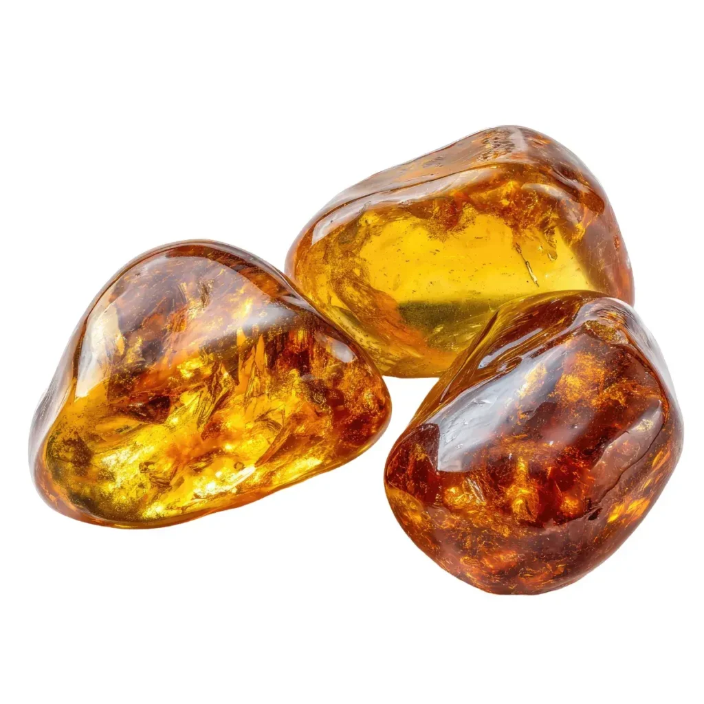 conjunto de tres cantos rodados de ámbar báltico pulido, de color amarillo dorado intenso a coñac, con inclusiones internas brillantes, aislados sobre un fondo blanco puro.